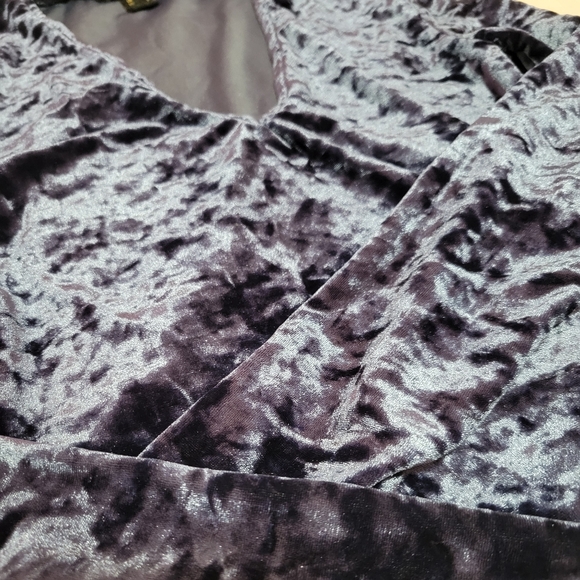 REVAMPED Low v-neck, deep blue collared velvet long-sleeved top - Picture 3 of 4